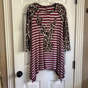 Beautiful top! Tags have been cut out. Size Small. See pictures!